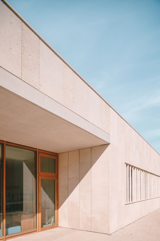 Ископаемое здание в школе Кабриес / Amelia Tavella Architectes — фотография экстерьера, фасад