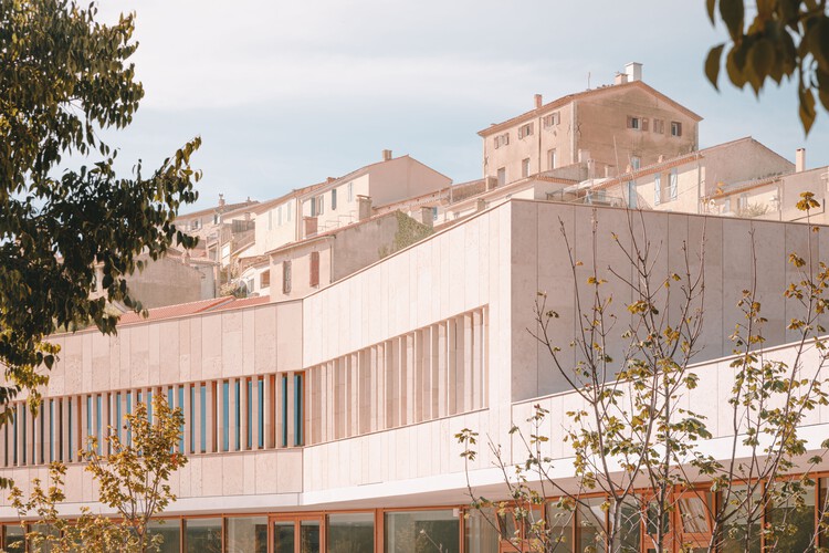 Ископаемое здание в школе Кабриес / Amelia Tavella Architectes — фотография экстерьера, окон, фасада