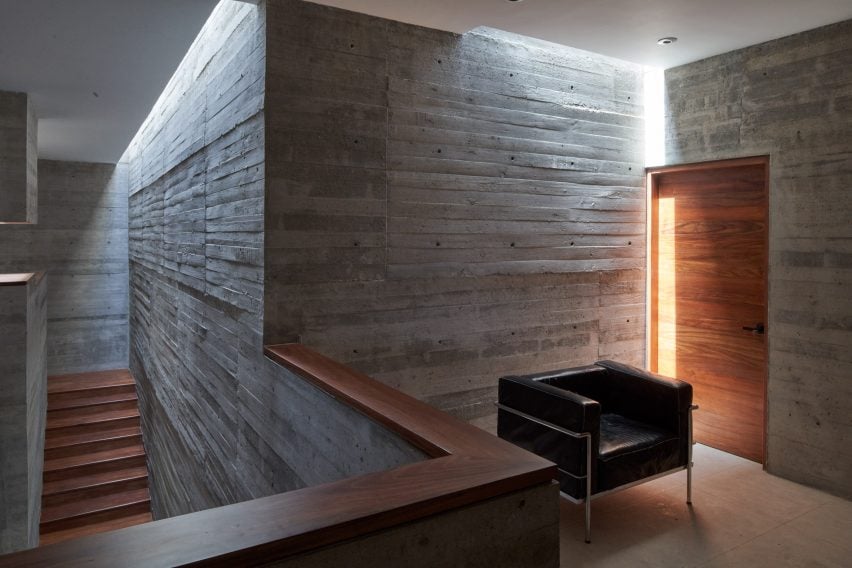 Интерьер дома из сырого серого бетона от Люсио Муньяина.