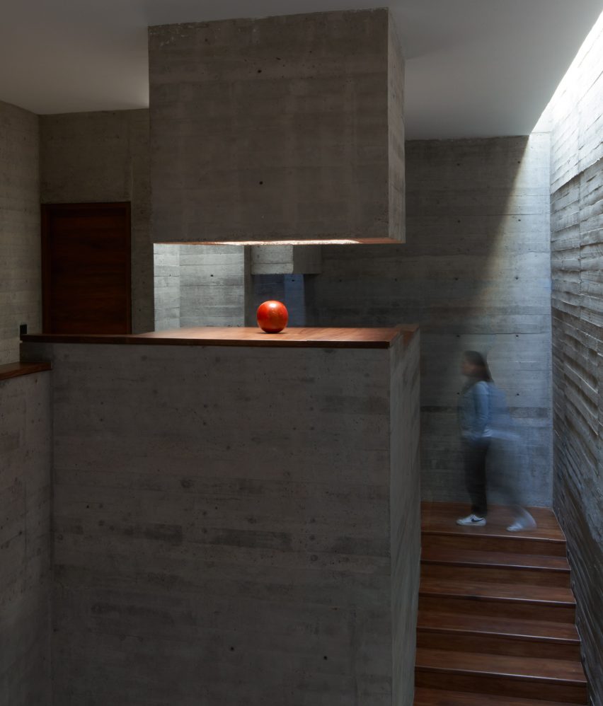 Лестница под белым оштукатуренным потолком в доме по проекту Люсио Муньяина