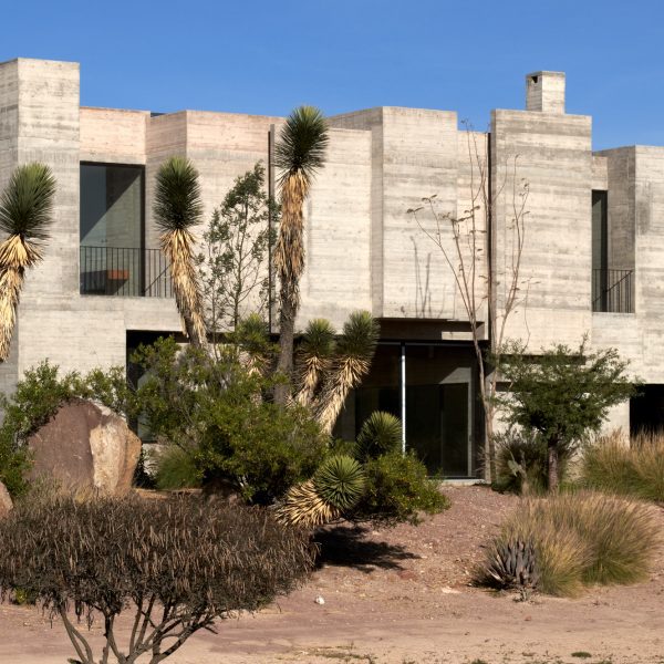 Лусио Муньяин спроектировал мексиканский бетонный дом как «жилую скульптуру»