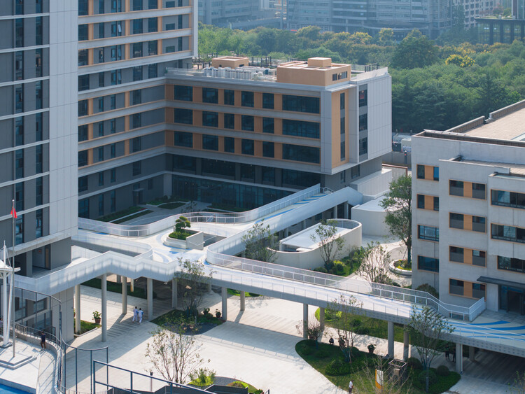 Расширение средней школы Гаосинь № 1 в Сиане и общая парковка / Qu Peiqing Studio — фотография экстерьера, окон, городского пейзажа, фасада