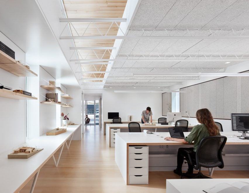 Офис Baldridge Architects в белых тонах, спроектированный собственными силами.