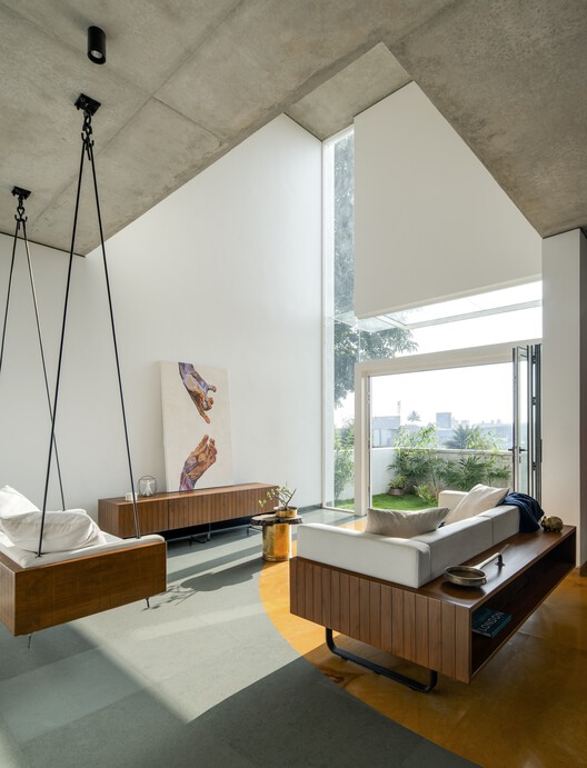 Joshi House / Анахата - Фотография интерьера, ванная комната, окна