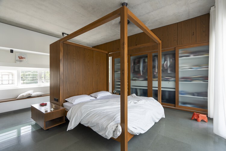 Дом Джоши / Анахата - Фотография интерьера, спальня, окна, кровать, балка