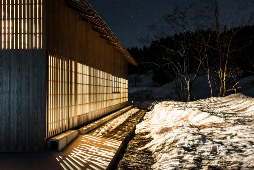 Ночной внешний вид света, льющегося из холодного магазина Юкинохако, работающего на снежной энергии, от Kei Kaihoh Architects в городе Джоэцу, префектура Ниигата.