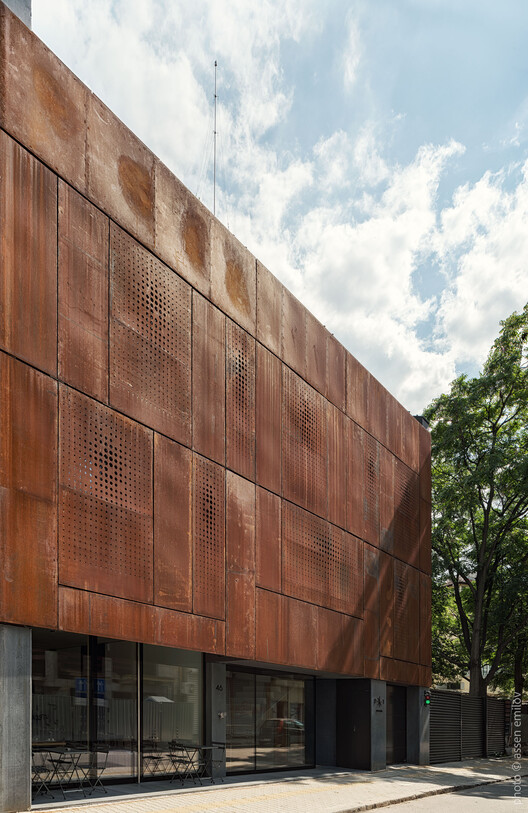 DOT Sofia / I/O Architects - Фотография экстерьера, кирпич, фасад