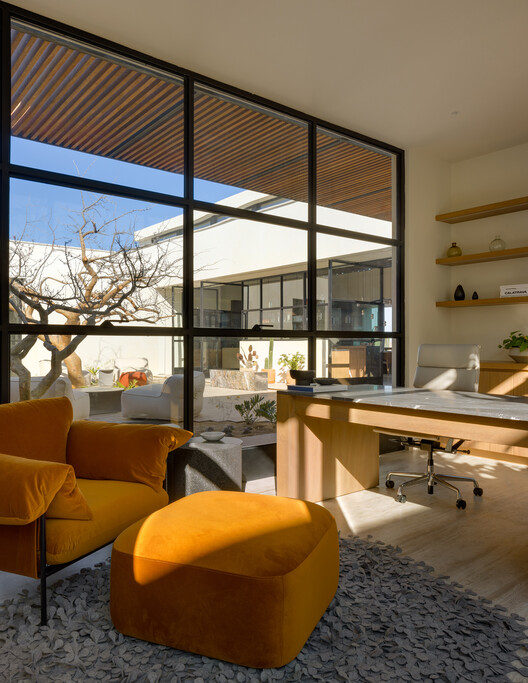 Cima House / R/MA Design Group - Фотография интерьера, гостиная, стол, стул, балка