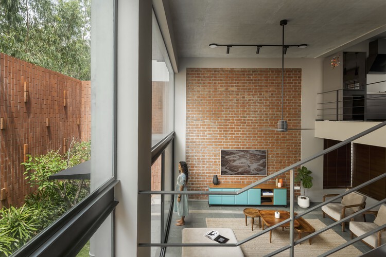 Большой-маленький дом / Kamat & Rozario Architecture - Фотография интерьера, лестница, кирпич, балка, перила