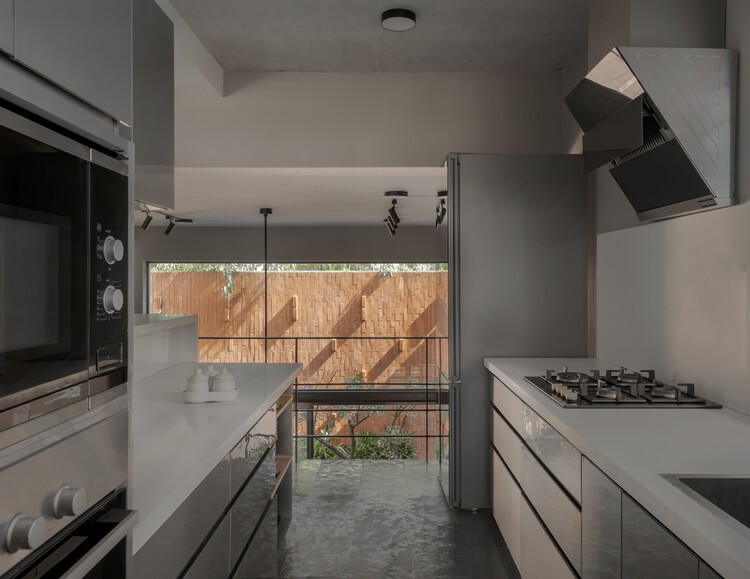 Большой-маленький дом / Архитектура Камат и Розарио - Фотография интерьера, кухня, столешница, раковина
