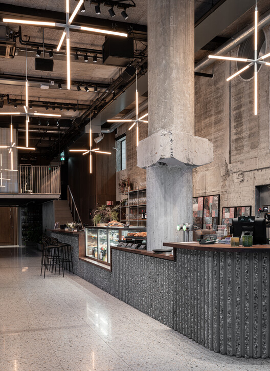 Trekantblokka / Mad arkitekter - Фотография интерьера, кухня, столешница, балка