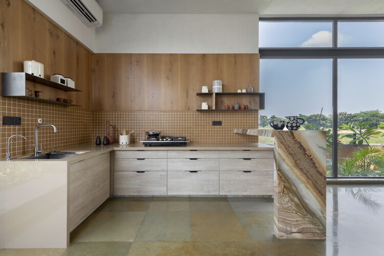 Вилла Vanessa Weekend / The Grid Architects — фотография интерьера, кухня, столешница, раковина, окна, балка