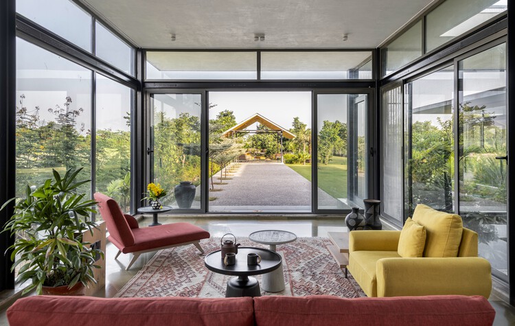 Вилла Vanessa Weekend / The Grid Architects — фотография интерьера, гостиная, диван