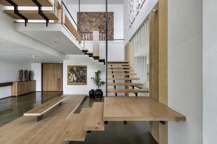 Вилла Vanessa Weekend / The Grid Architects — фотография интерьера, лестница, стол, дерево, окна, балка