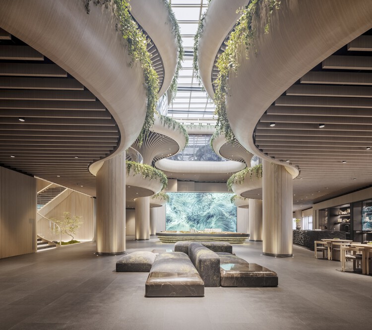 Рынок солнечных деревьев / Koichi Takada Architects - Фотография интерьера, гостиная