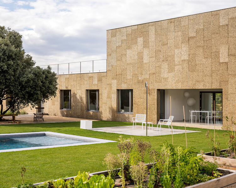 EÑE House / Estudio Albar - Экстерьерная фотография, фасад, сад, окна, двор