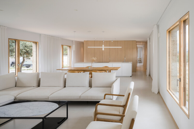 EÑE House / Estudio Albar - Фотография интерьера, гостиная, диван, стол, окна