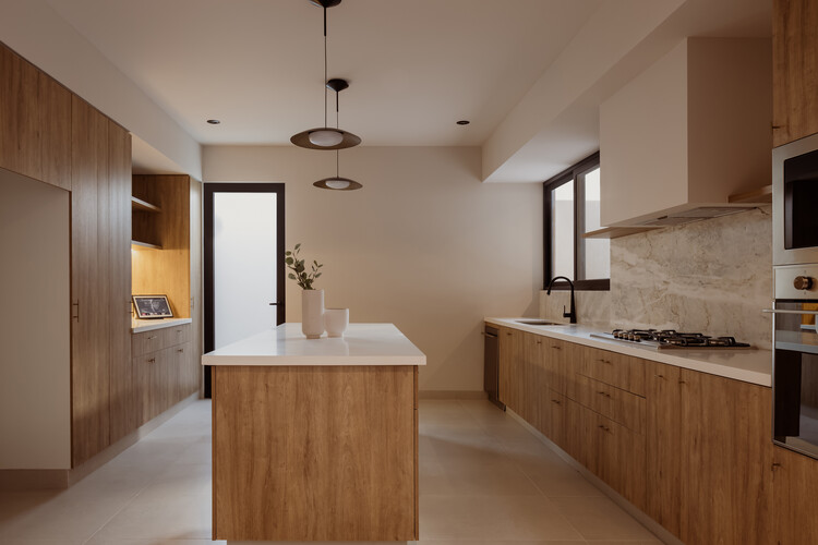 Cantera 5 House / Toru Arquitectos - Фотография интерьера, кухня, столешница, раковина, окна