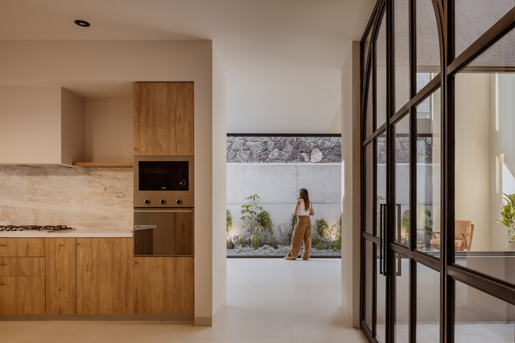 Cantera 5 House / Toru Arquitectos - Фотография интерьера, кухня, столешница, стул