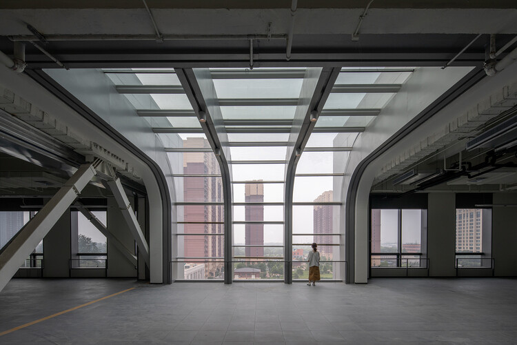 Beijing Poly Plaza / Kokaistudios - Фотография интерьера, балка, сталь