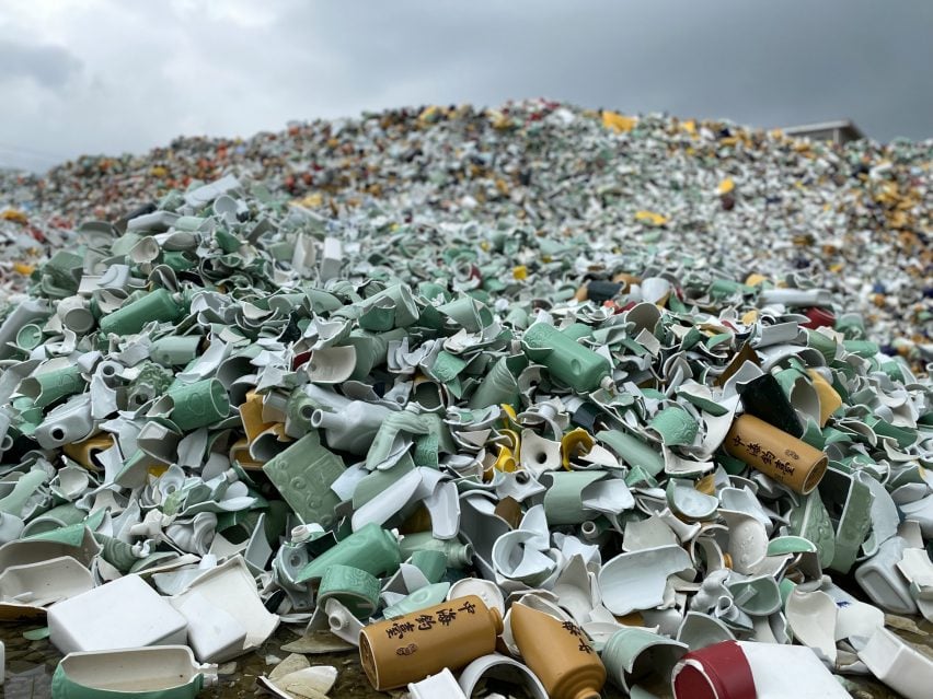 Куча керамических отходов в Китае