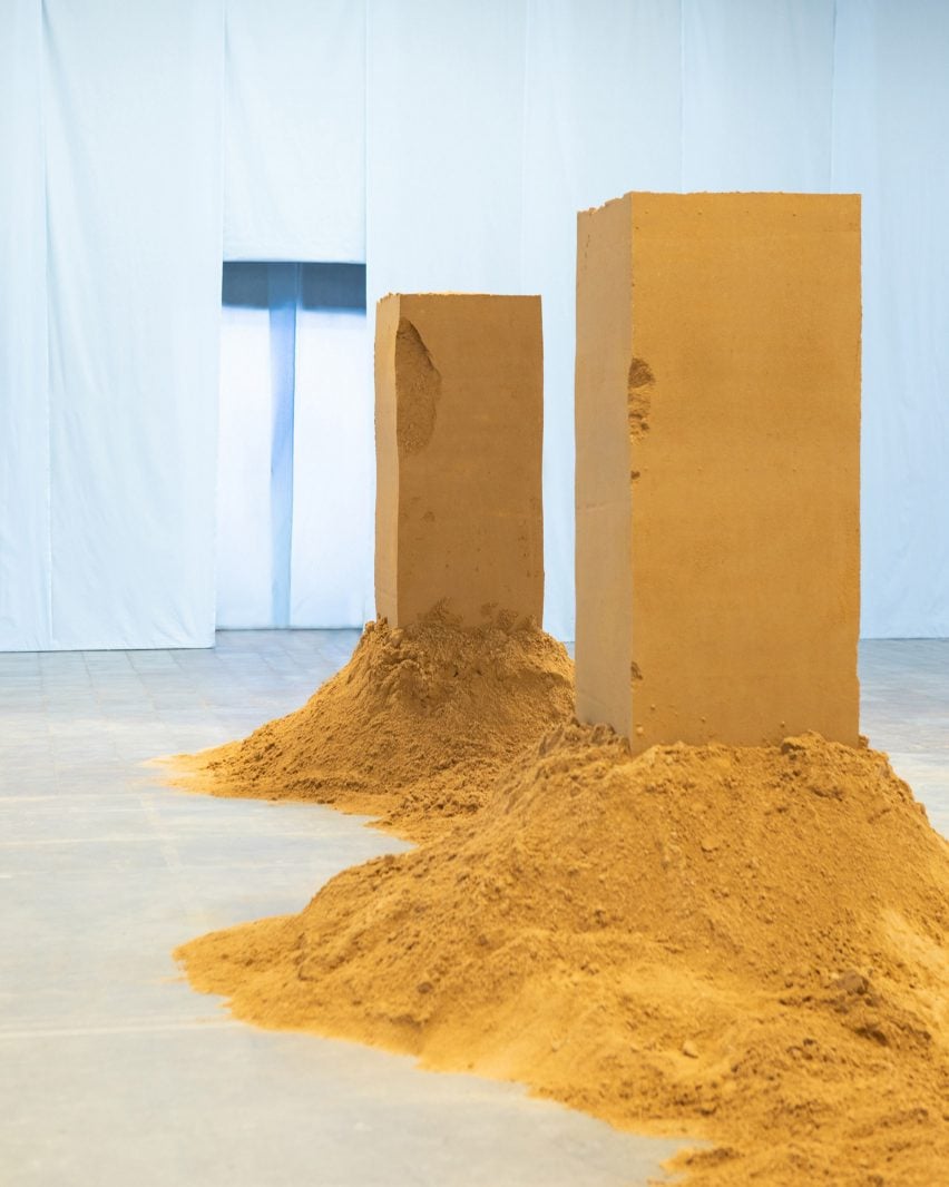 Песочная инсталляция от Spacon & X на показе Stine Goya весна/лето 2023 Whisper Loud