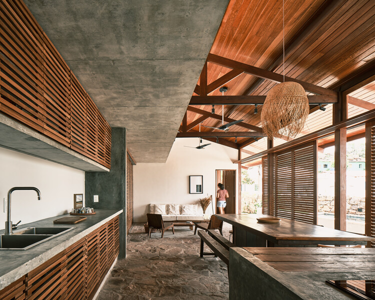 Betina House / Terra e Tuma Arquitetos Associados - Фотография интерьера, стол, балка, столешница, окна