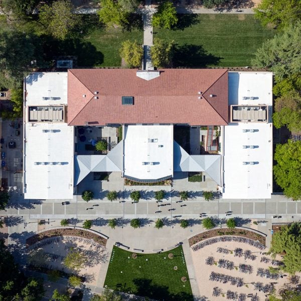 Ледди Мейтум Стейси реконструирует столетнее здание университета в Калифорнии