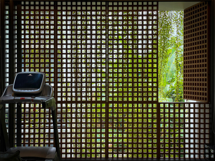 Дом из ткани / Lam Nin Architects + 90odesign — Фотография интерьера, окон, стула