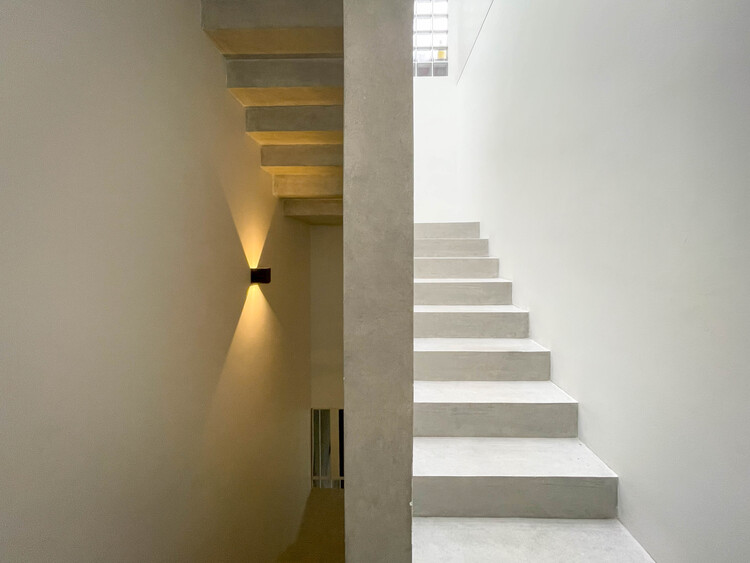 Дом из ткани / Lam Nin Architects + 90odesign - Фотография интерьера, лестницы, перила