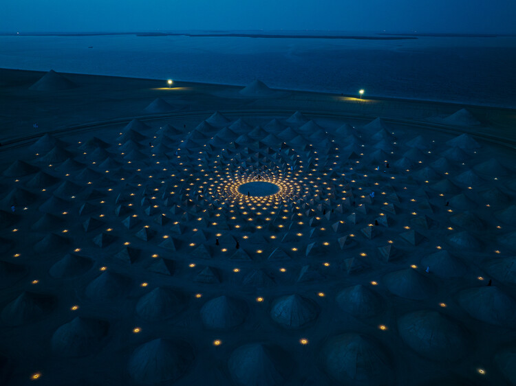 Дебют монументального лэнд-арта Джима Деневана в Абу-Даби — изображение 5 из 12