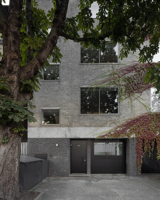 Chelsea Brut House / Pricegore - Фотография экстерьера, окна, фасад, двор
