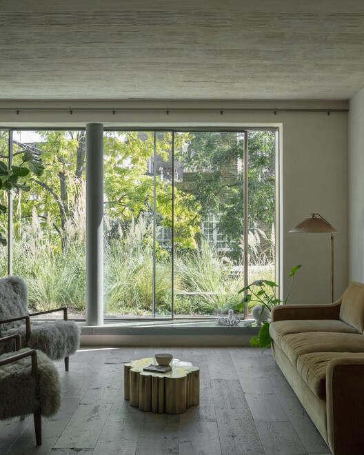 Chelsea Brut House / Pricegore - Фотография интерьера, гостиная, окна
