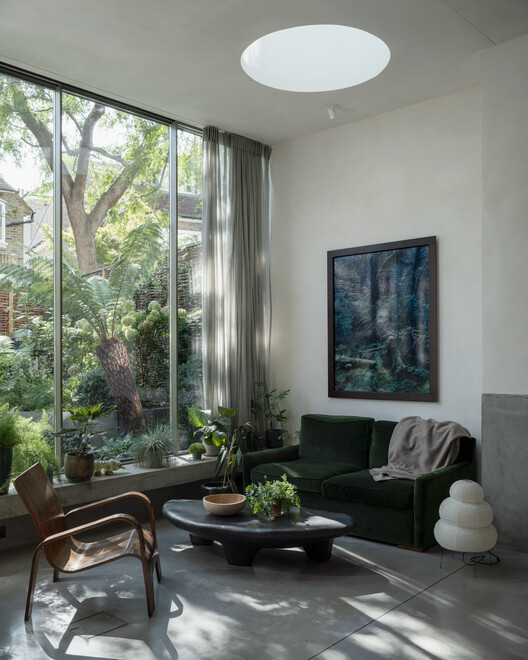 Chelsea Brut House / Pricegore - Фотография интерьера, гостиная, окна, освещение, стул