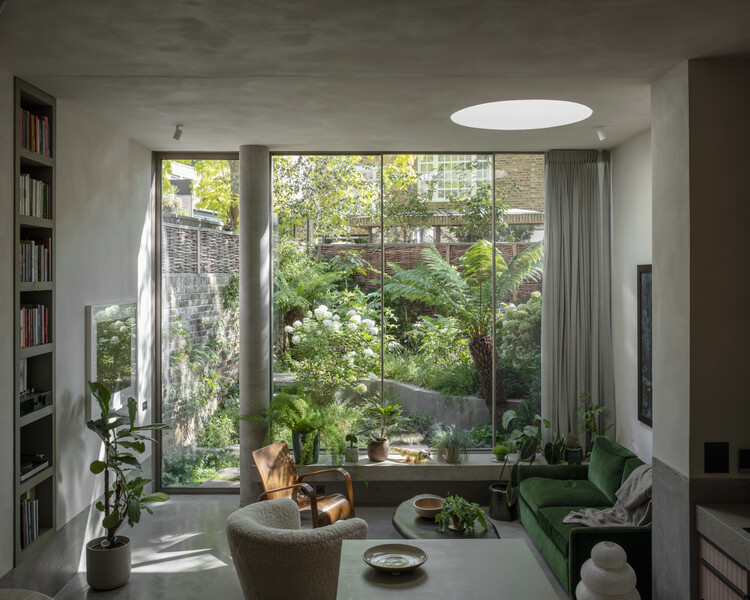 Chelsea Brut House / Pricegore - Фотография интерьера, гостиная, окна, стол