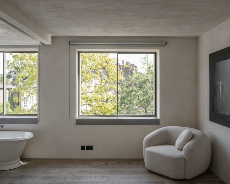 Chelsea Brut House / Pricegore - Фотография интерьера, гостиная, окна, ванная комната, ванна