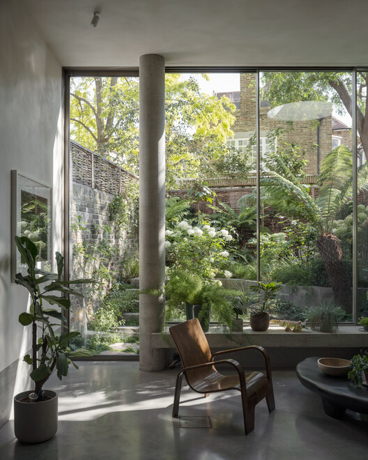Chelsea Brut House / Pricegore - Фотография интерьера, окна, стул