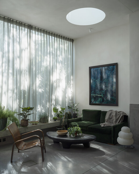 Chelsea Brut House / Pricegore - Фотография интерьера, гостиная, диван, окна, стол