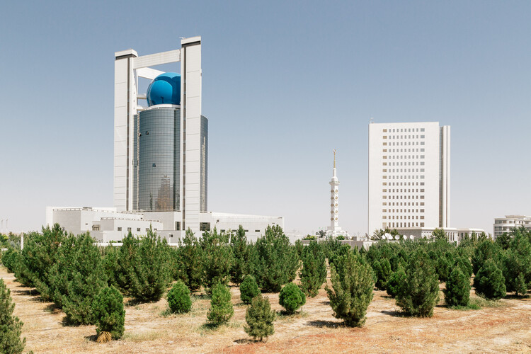 Город-призрак: белые здания Ашхабада, Туркменистан — изображение 3 из 10
