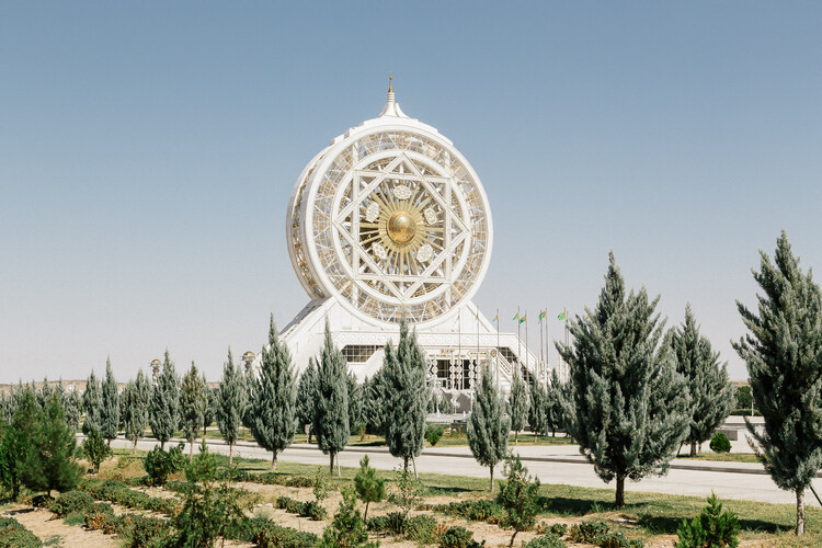 Город-призрак: белые здания Ашхабада, Туркменистан — изображение 4 из 10