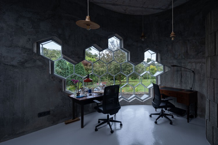 Под сжатием света - Студия скульптора / Бернардо Родригес - Фотография интерьера, стол, стул, окна