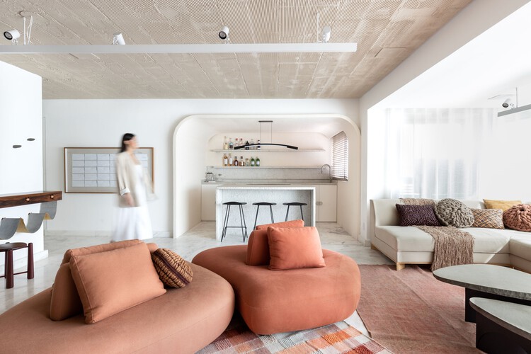 Апартаменты RR / Nati Minas & Studio - Фотография интерьера, гостиная, диван, стул, спальня