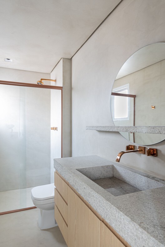 Квартира RR / Nati Minas & Studio - Фотография интерьера, ванная комната, раковина, столешница
