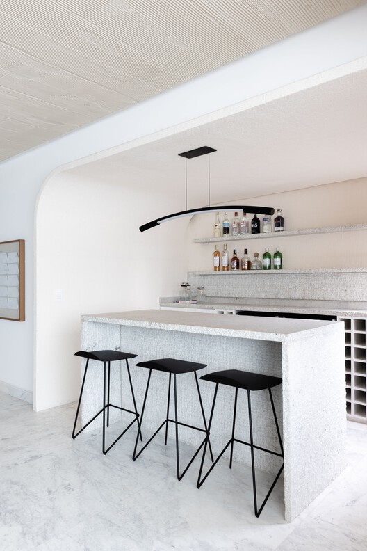 Квартира RR / Nati Minas & Studio - Фотография интерьера, кухня, стол