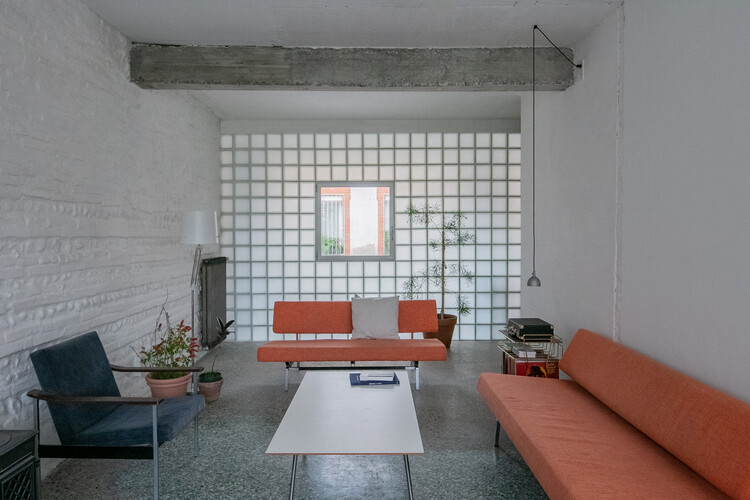 2005_MNB House / Gabrielle Vinson Architecte – Фотография интерьера, гостиная, диван, стол