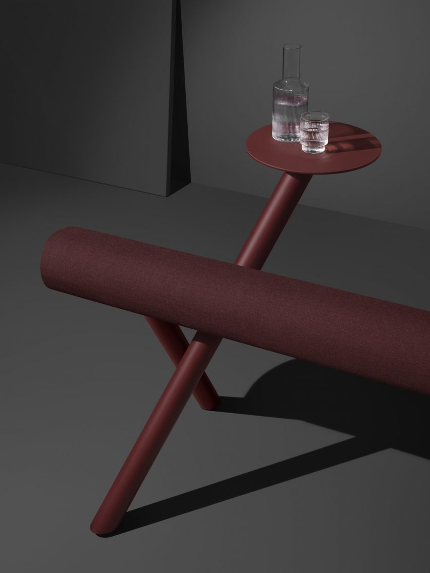 Сиденье бордового цвета со столом со стаканом для воды и графином