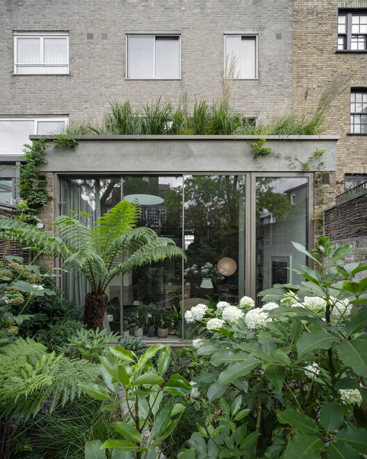 Chelsea Brut House / Pricegore - Фотография экстерьера, окна, сад, двор
