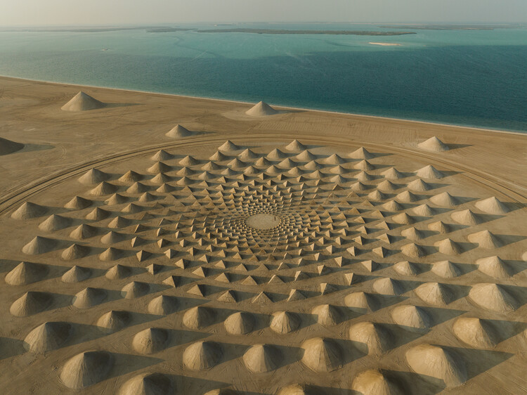 Дебют монументального лэнд-арта Джима Деневана в Абу-Даби — изображение 1 из 12