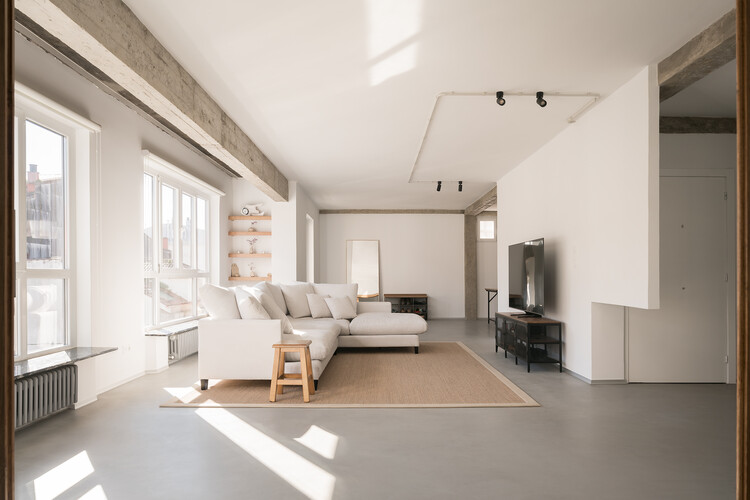 Дом Андреса Муруайса / NAN Arquitectos - Фотография интерьера, гостиная, диван, окна, стул