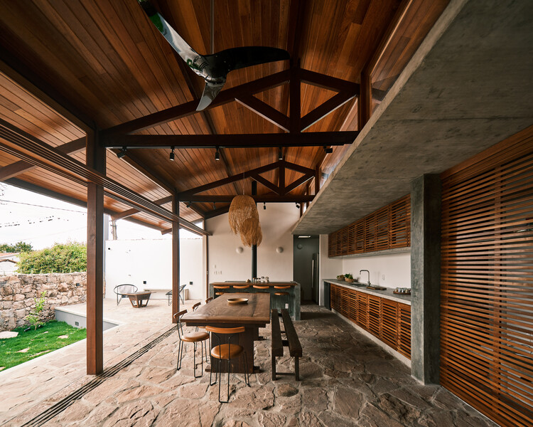 Betina House / Terra e Tuma Arquitetos Associados - Фотография интерьера, стол, окна, балка, скамейка, стул